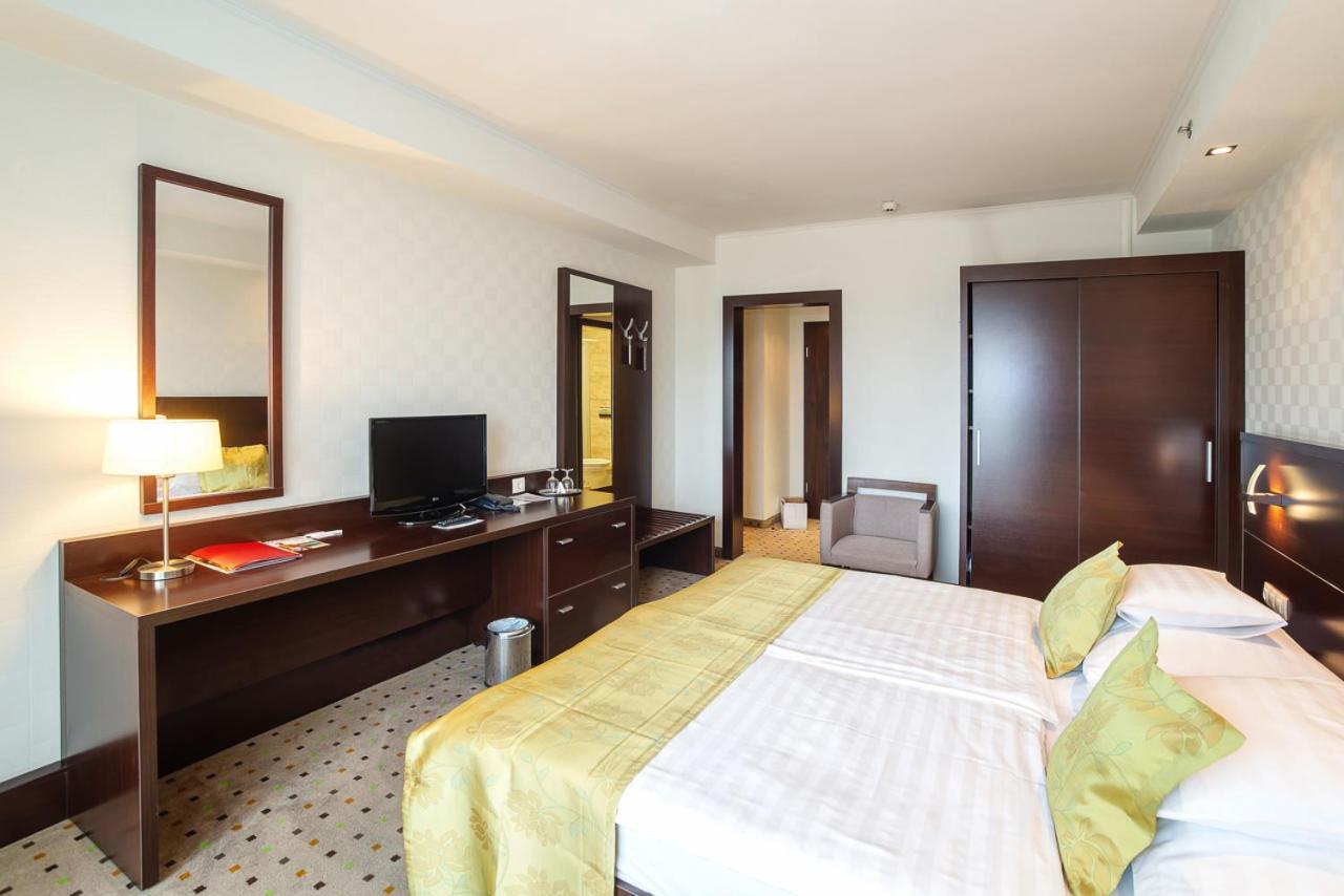 Hunguest Hotel Гюла Екстериор снимка
