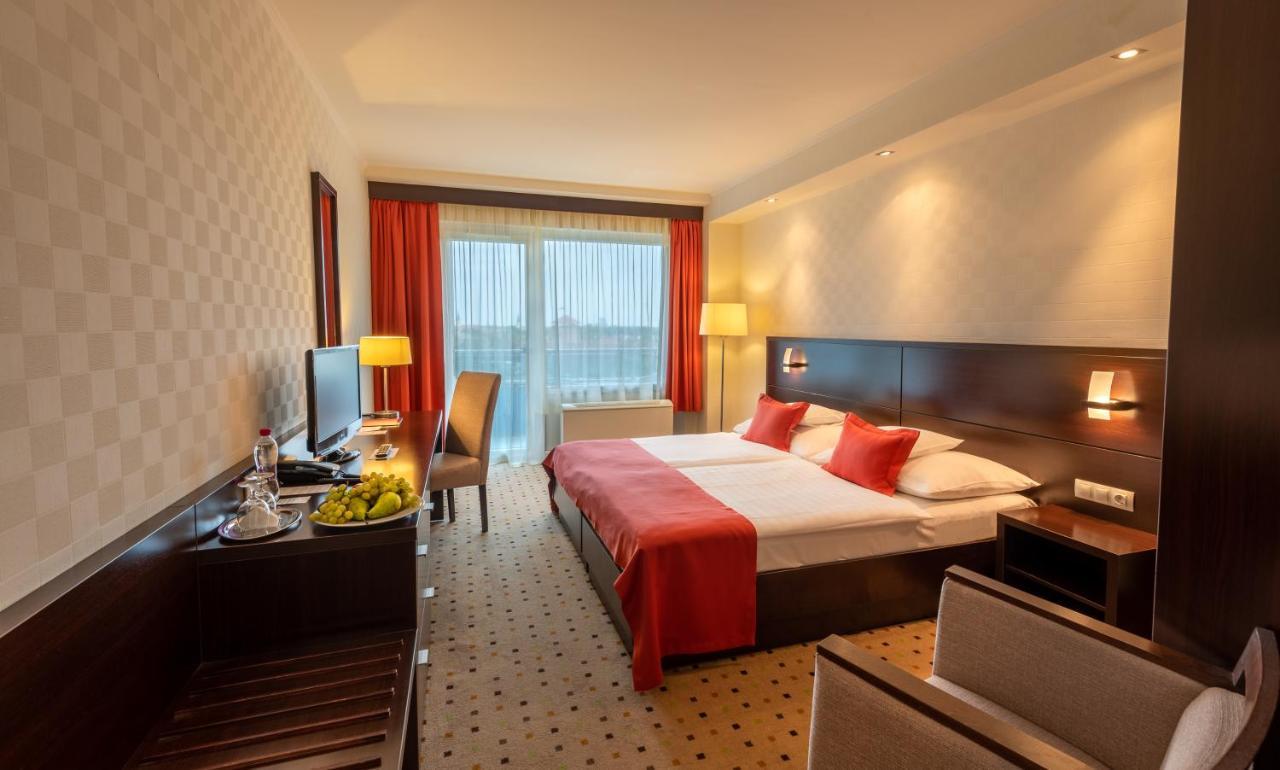 Hunguest Hotel Гюла Екстериор снимка