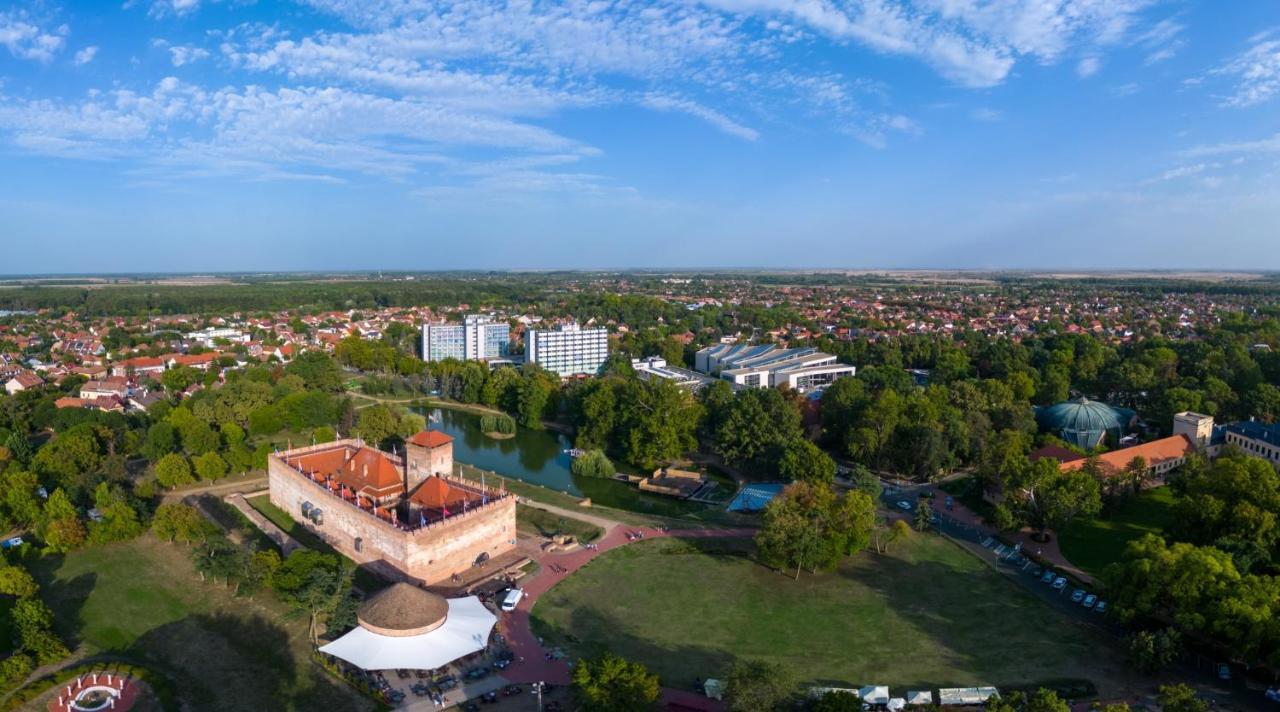 Hunguest Hotel Гюла Екстериор снимка