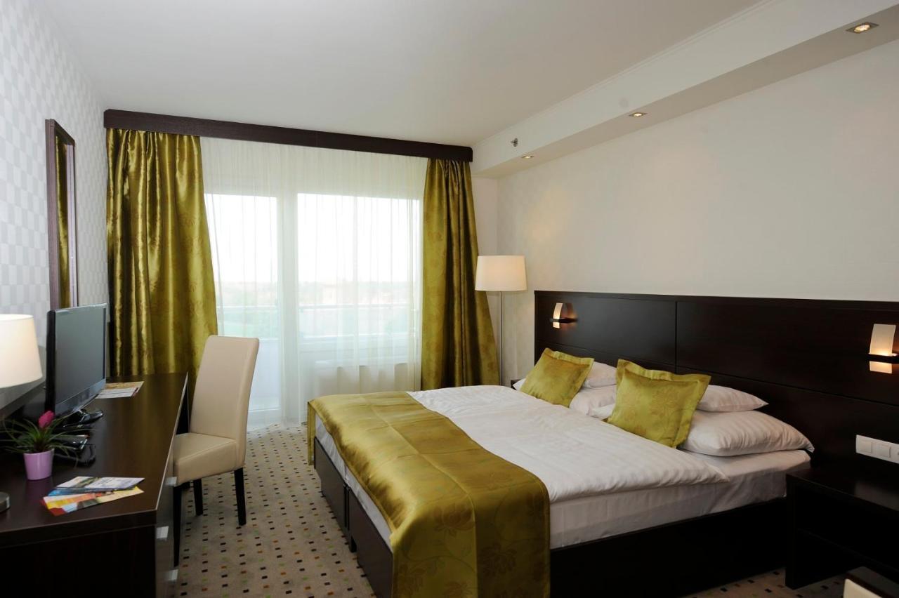 Hunguest Hotel Гюла Екстериор снимка